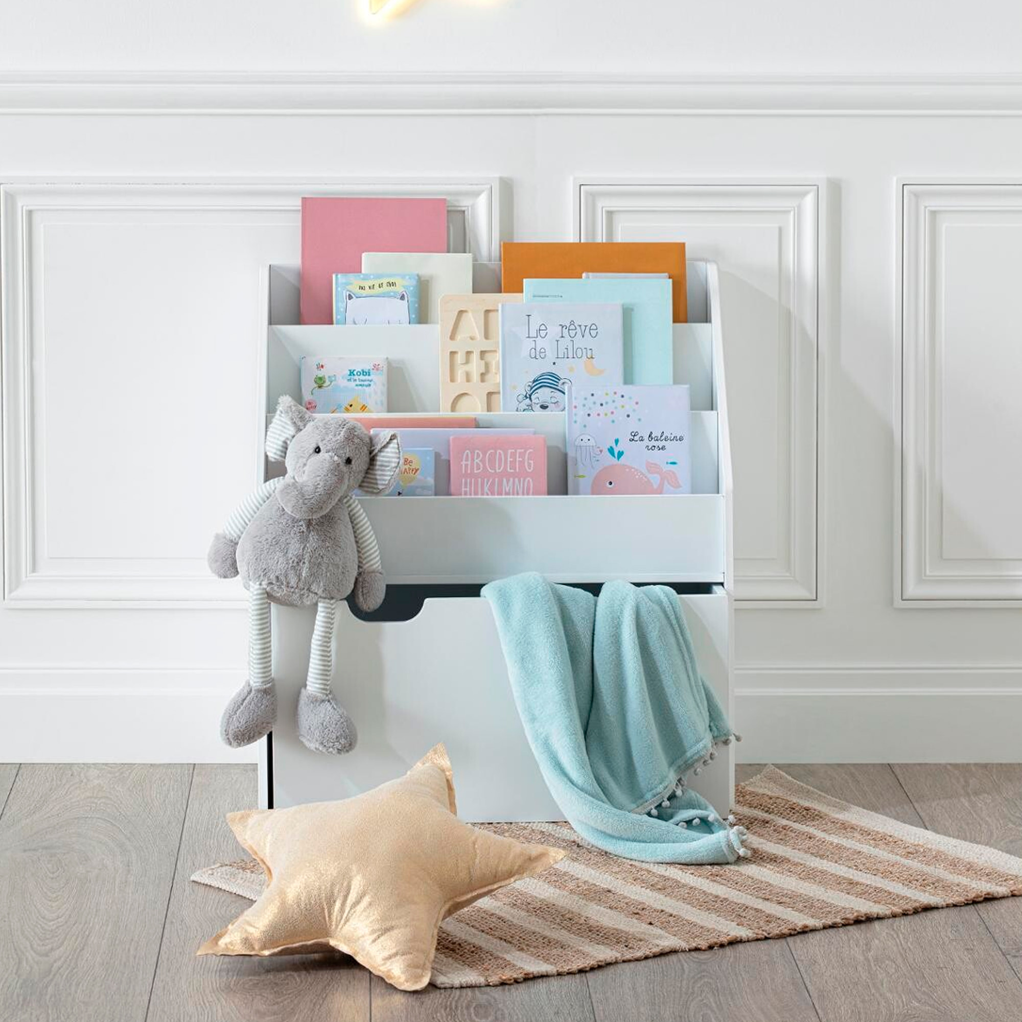 Librería infantil y bandeja con ruedas