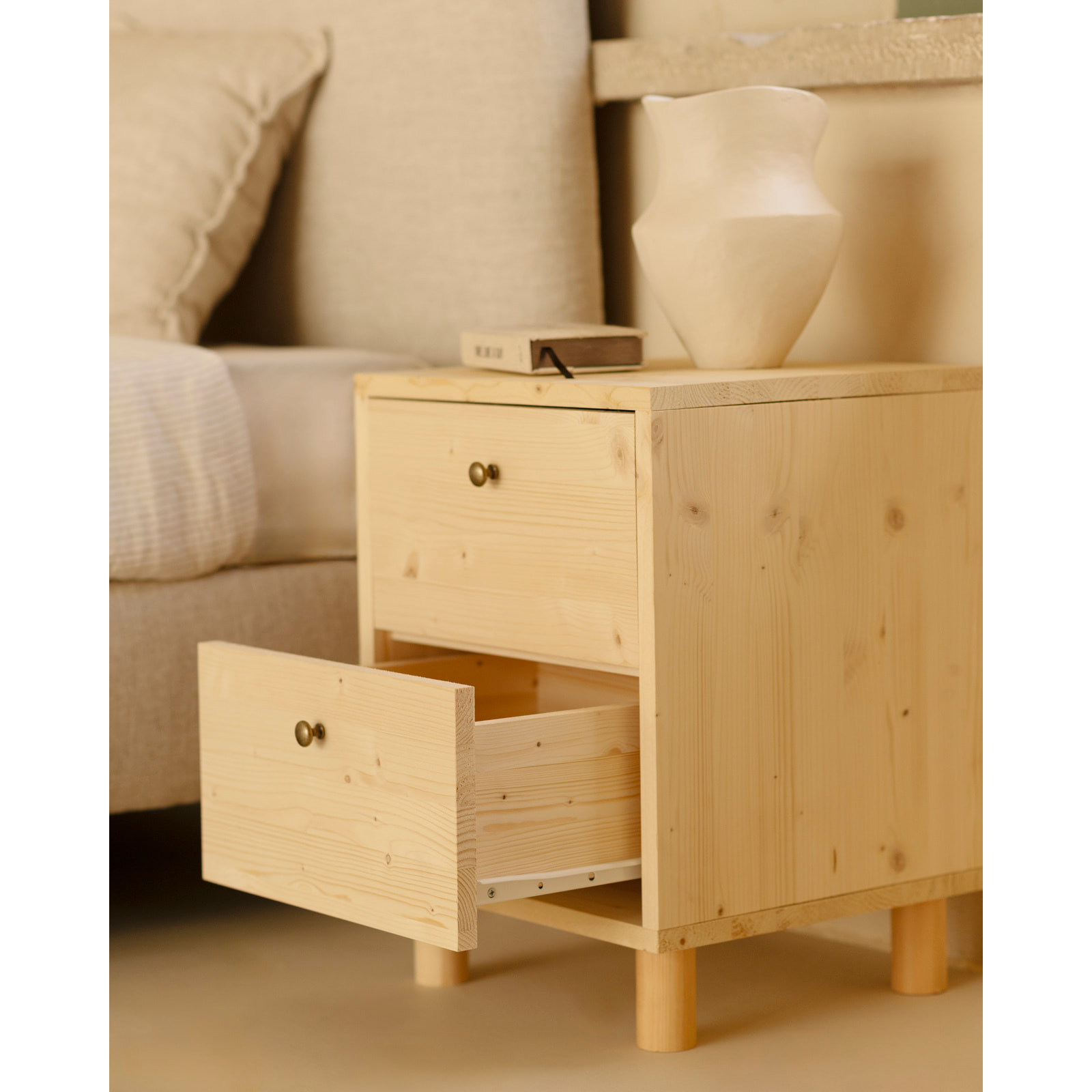 Table de chevet en bois massif avec deux tiroirs en ton naturel de 51x38cm Hauteur: 50.5 Longueur: 37.5 Largeur: 36