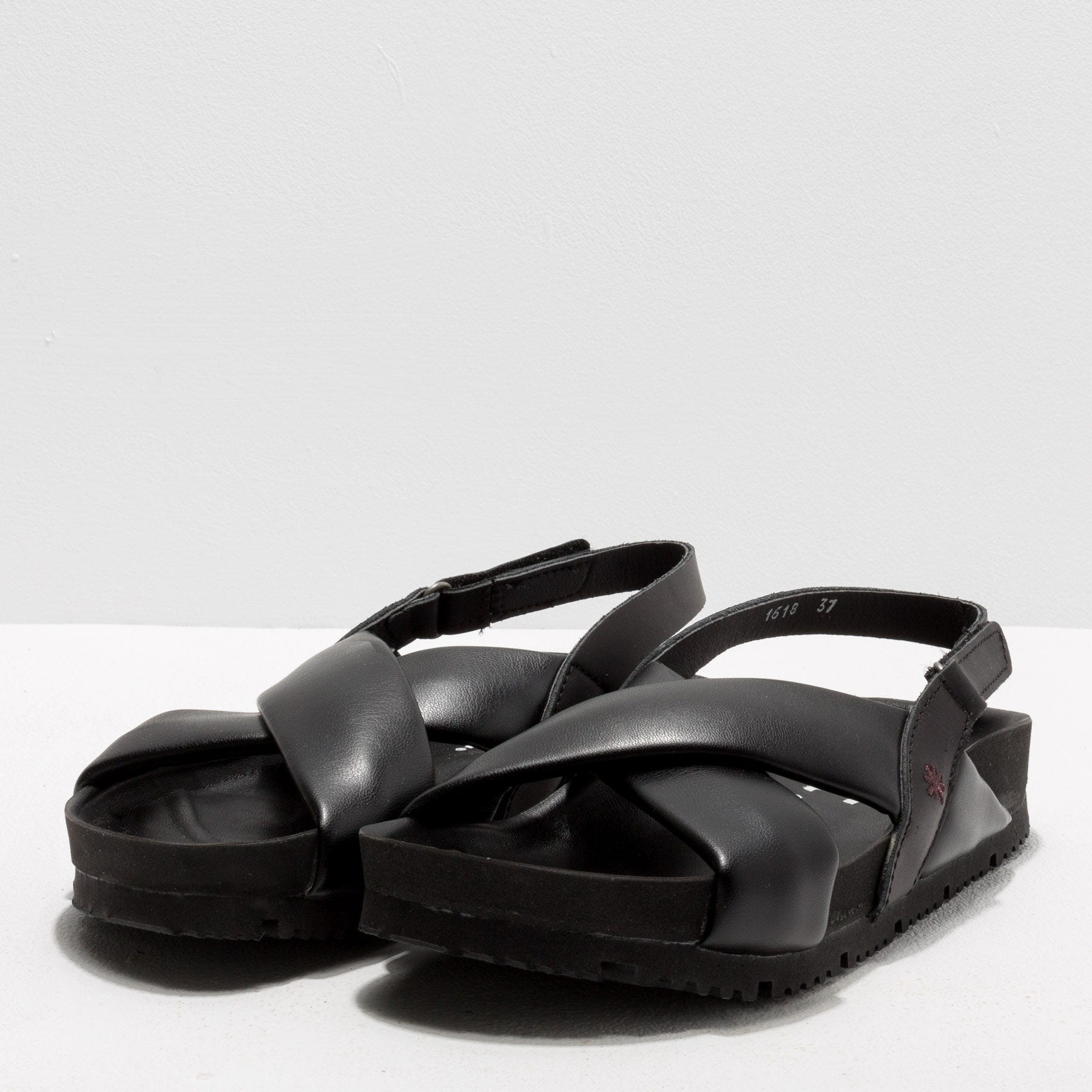 Sandalias 1618 SERENA BLACK /BURDEOS color Black