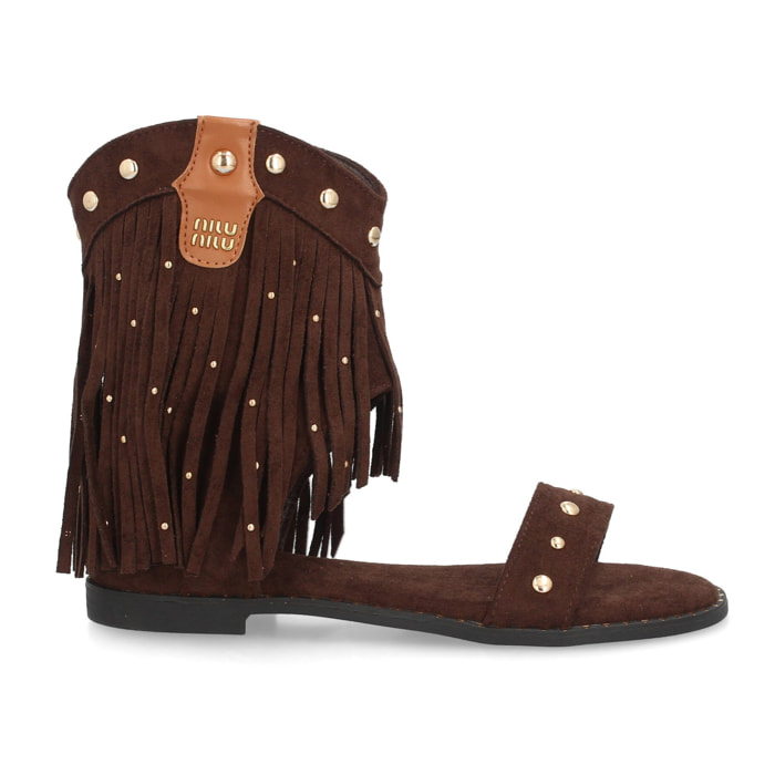 Sandalias planas con flecos y tachuelas