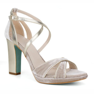 Sandalias en ante con tiras cruzadas. Tacón de 8 cm