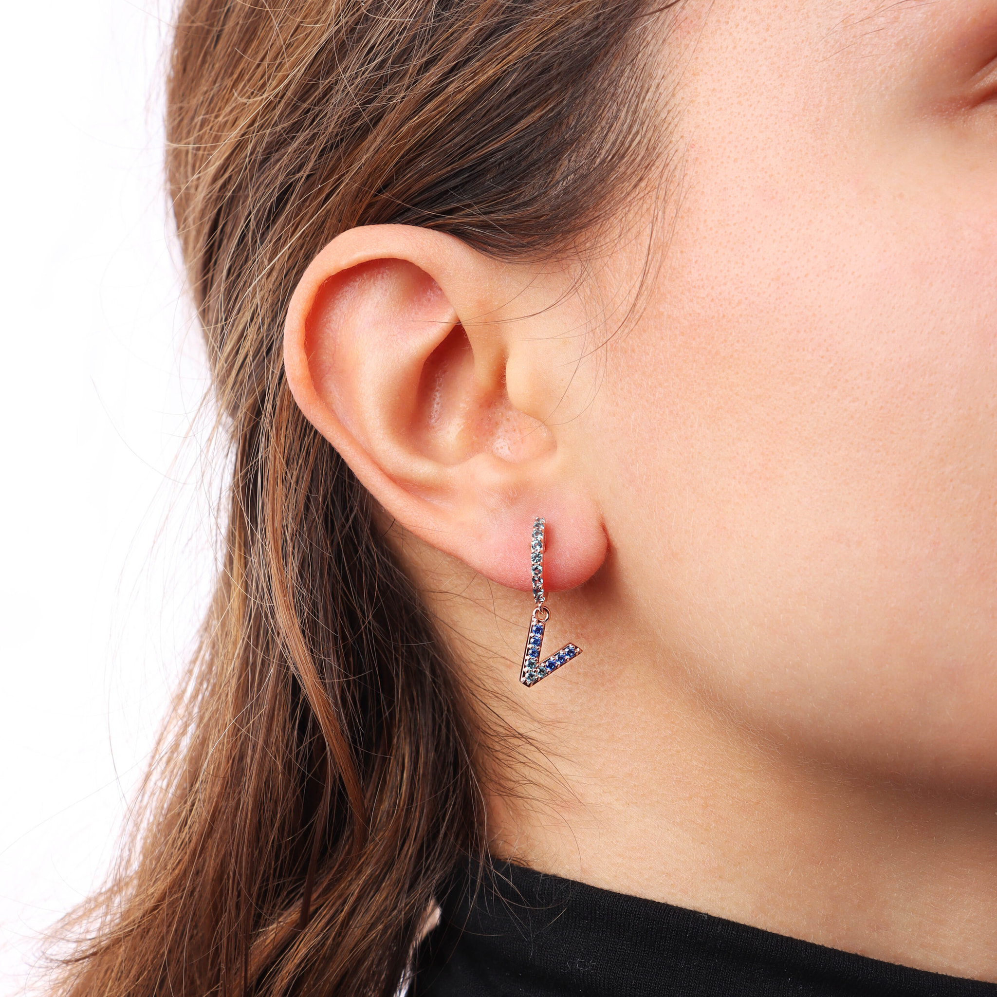 Orecchino Pendente con Lettera V in Pavé di Cubic Zirconia Blu
