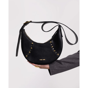 Bolso con forma de media luna y tachuelas