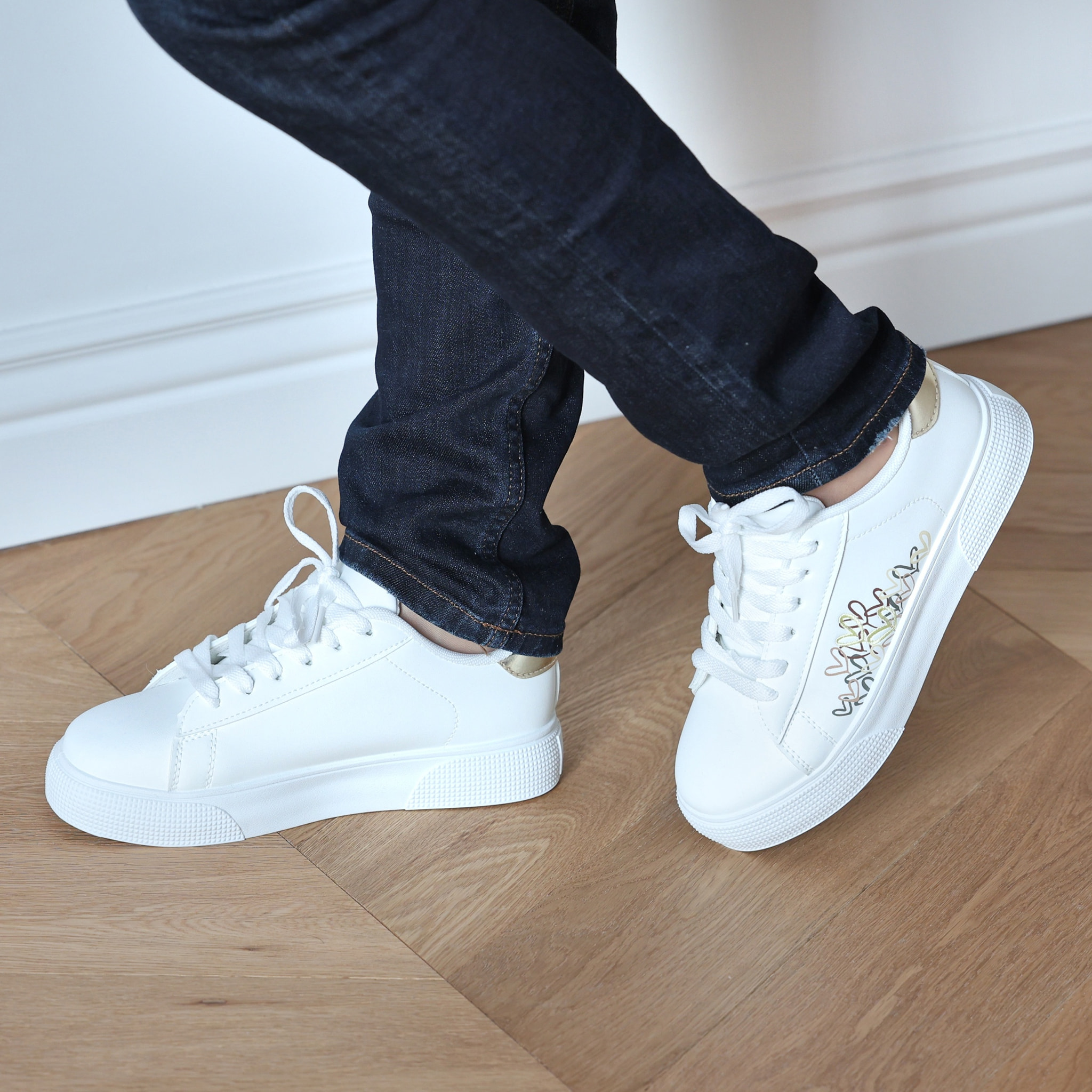 Sneakers in simil pelle con ricamo laterale