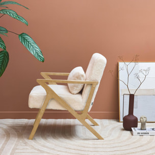 Fauteuil scandinave bois d'hévéa et tissu effet fausse fourrure blanc crème