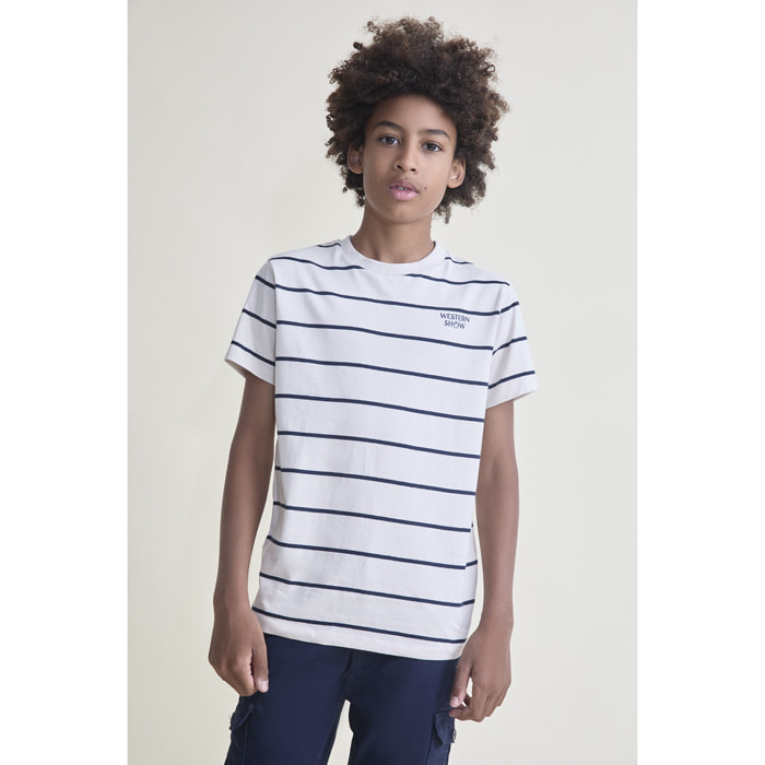 Camiseta de Manga Corta con Rayas Marineras Finas Horizontales y Texto en el Pecho | Color: Crudo | Street Monkey