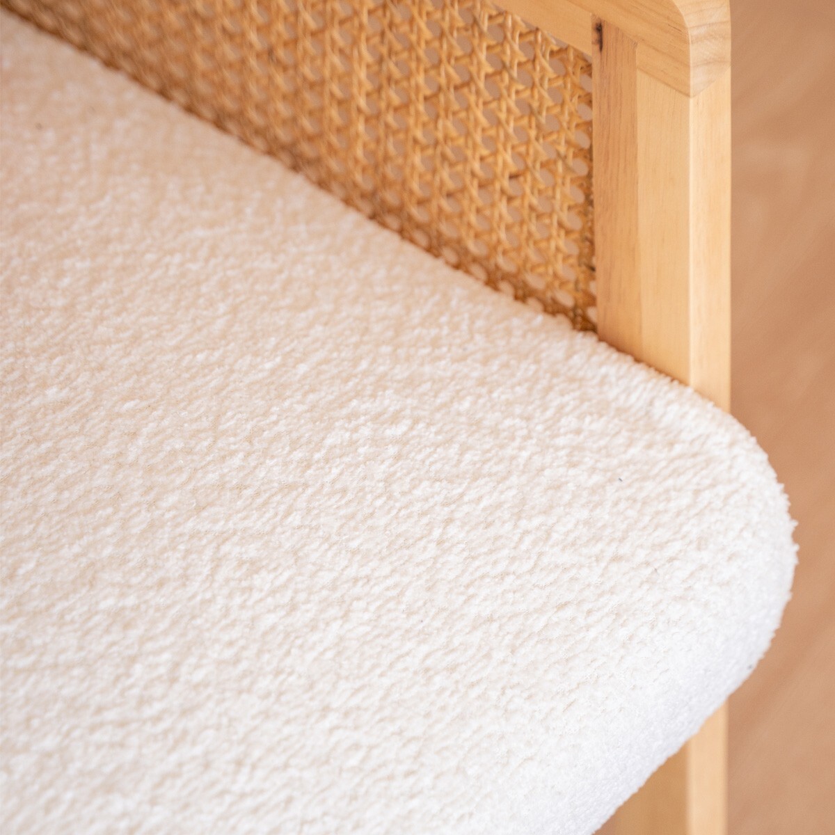 Fauteuil en cannage et tissu bouclé - MANI