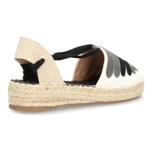 Sandalia de plataforma con cintas.