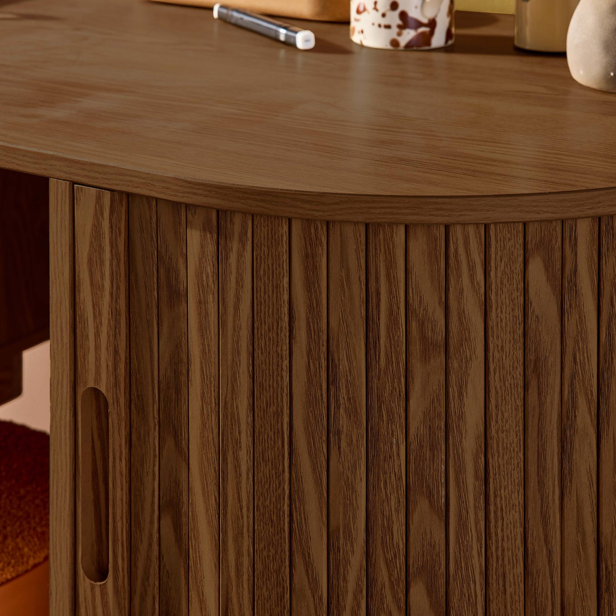 Bureau ovale décor bois rainuré avec deux espaces de rangement. L 120 x P 55 x H 77 cm