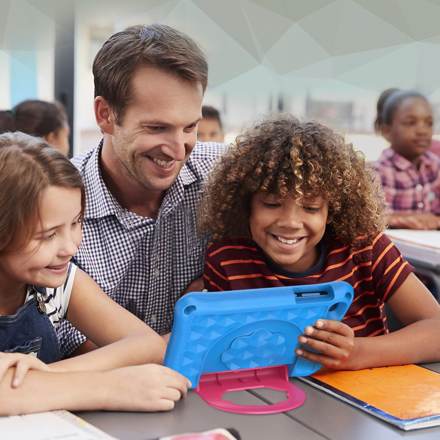 Tablet per bambini K718 3G WiFi. Sistema operativo Android 5.0. Schermo 7'' 1024x600px. MTK6582 1 GB di RAM + 16 GB. Doppia fotocamera.