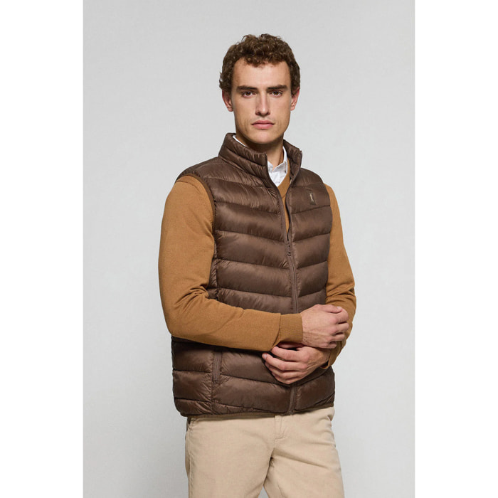Gilet ultraleggero Chase marrone con toppa Rigby Go