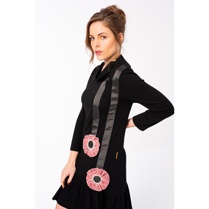 Mamatayoe Dramática. Vestido Corto de Mujer con Volante de Color Negro y Detalles Bordados para Otoño Invierno. Vestido Casual de Punto con Manga Larga y Cuello Vuelto.