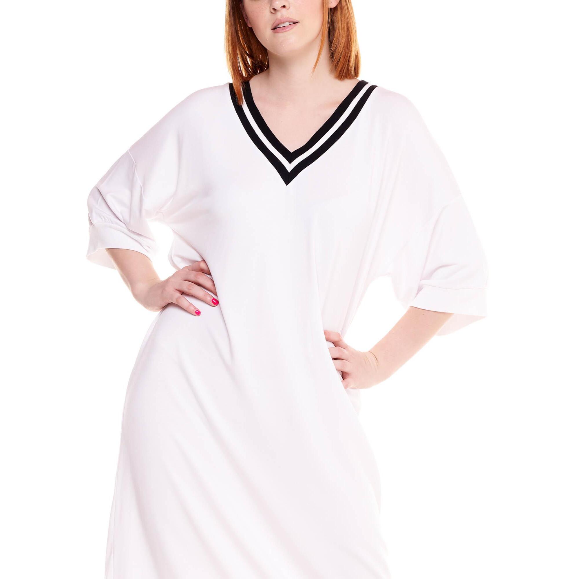 Vestido de mujer relajado en blanco y negro.