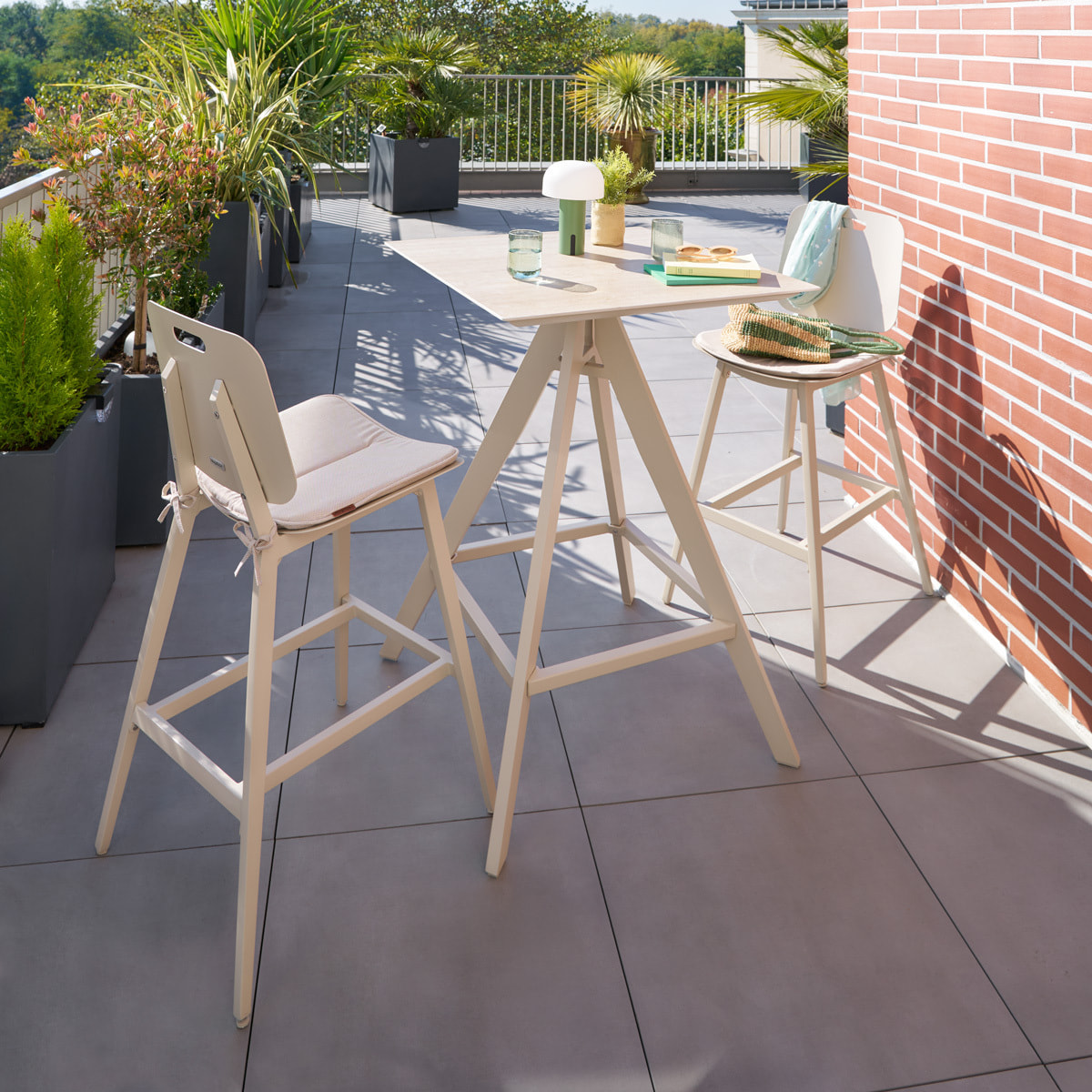 Table haute de jardin carrée "Terzano" vanille & argile 2 places en aluminium