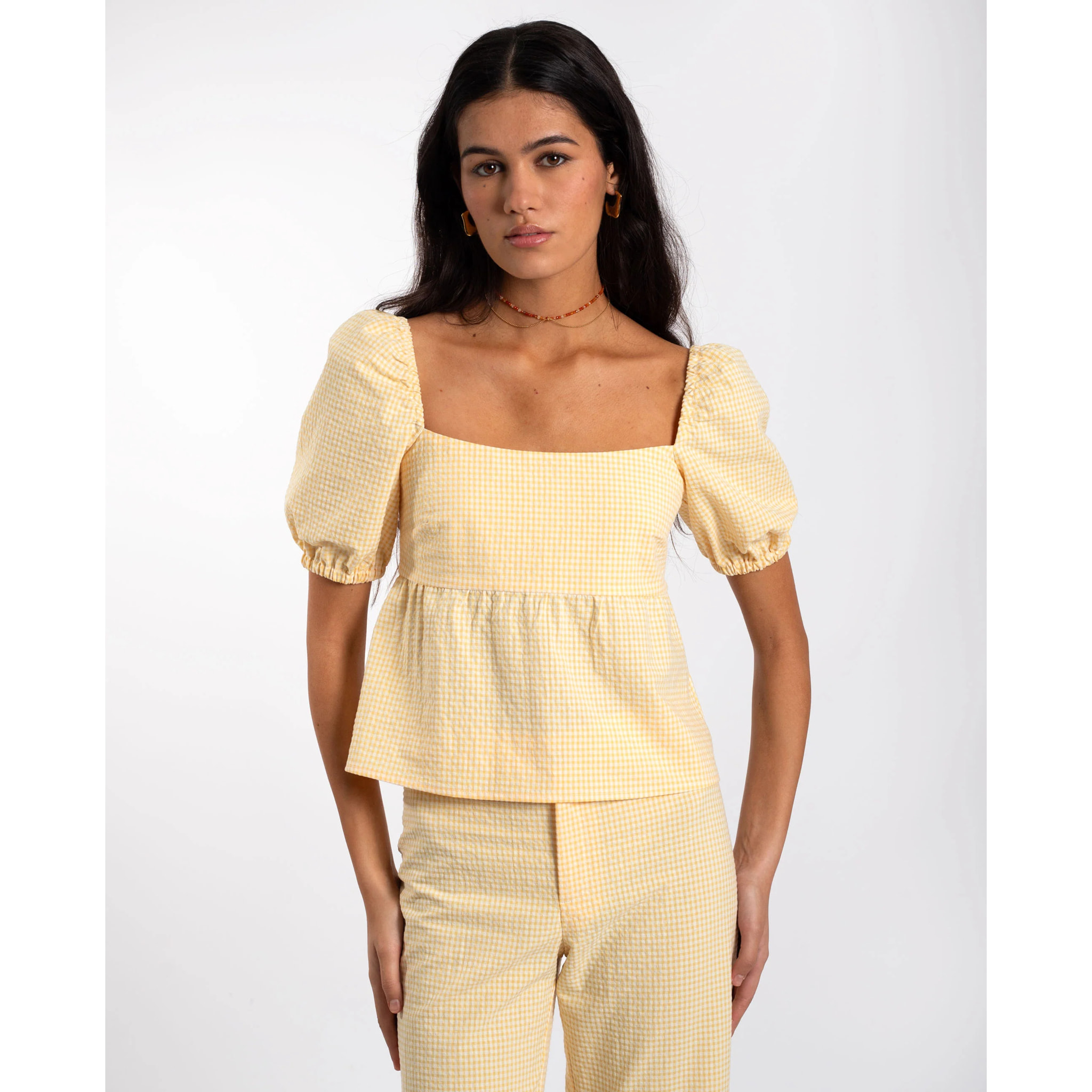 Blusa de mujer con cuadros vichy y mangas abullonadas