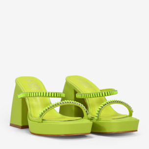 Sandalias de tacón campana lima destalonadas con piedras a tono