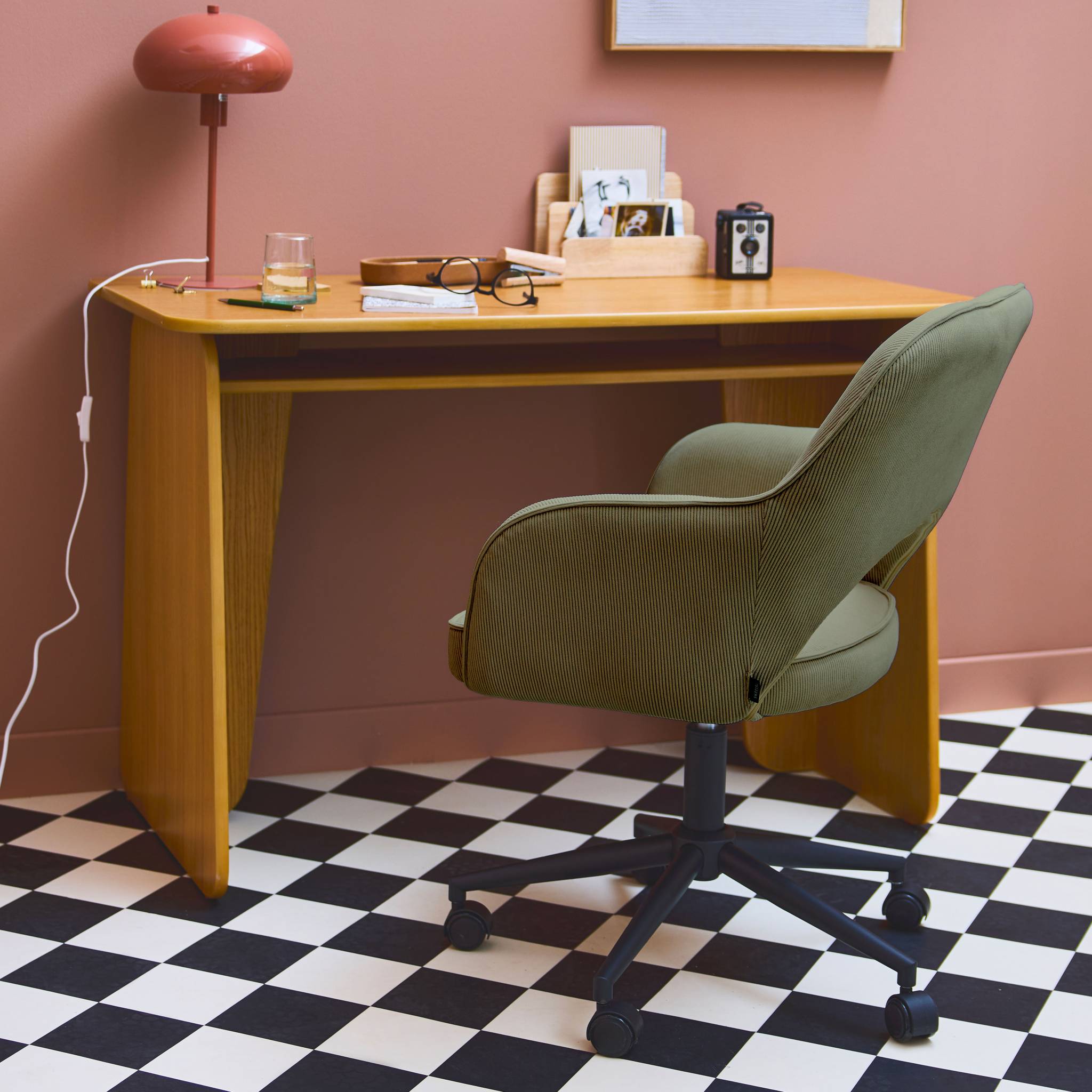 Chaise de bureau à roulettes velours côtelé kaki. L 60 x P 62 x H 89 / 99cm