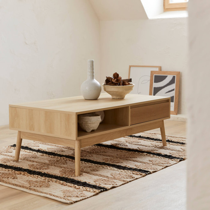 Table basse couleur naturelle. Linear. décor bois rainuré.  pieds compas. 2 niches. 1 tiroir.  L 110 x l 59 x H 39cm