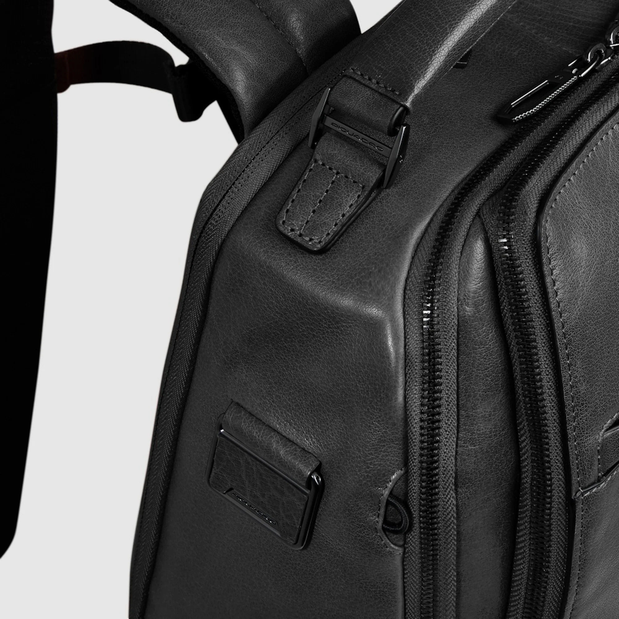 Piquadro Zaino da viaggio in pelle porta pc e iPad® con protezioni antiurto e RFID