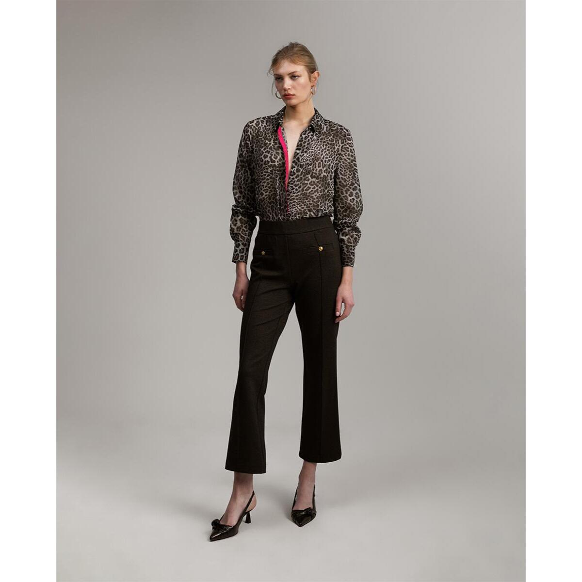 Camicia semitrasparente con stampa animalier e dettagli a contrasto