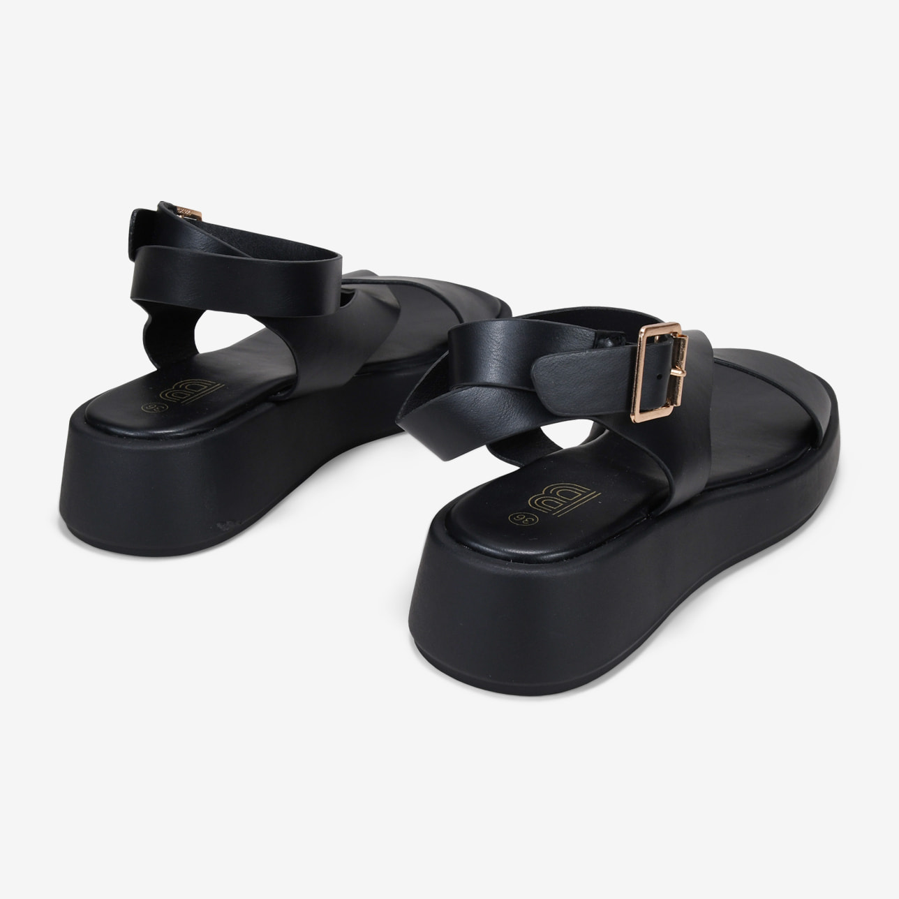 Sandalias de plataforma negras con hebilla