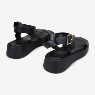 Sandalias de plataforma negras con hebilla