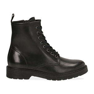 Botas militares de cuero negro.