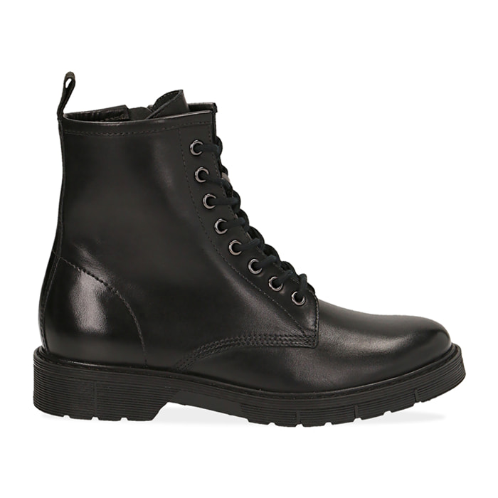 Botas militares de cuero negro.