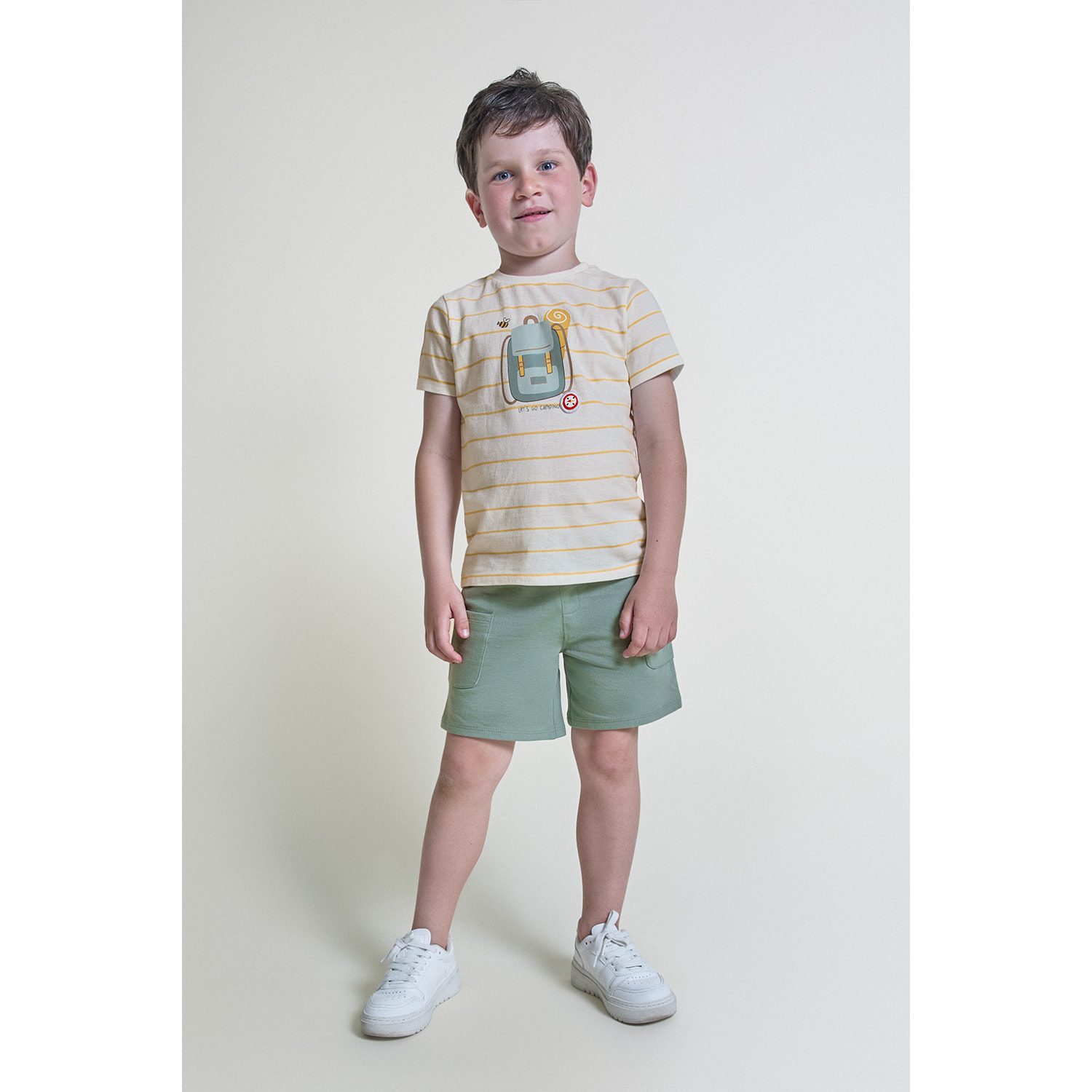 Conjunto de camiseta a rayas con dibujo de mochila campista y shorts con bolsillos laterales | Color: Verde iceberg | Street Monkey