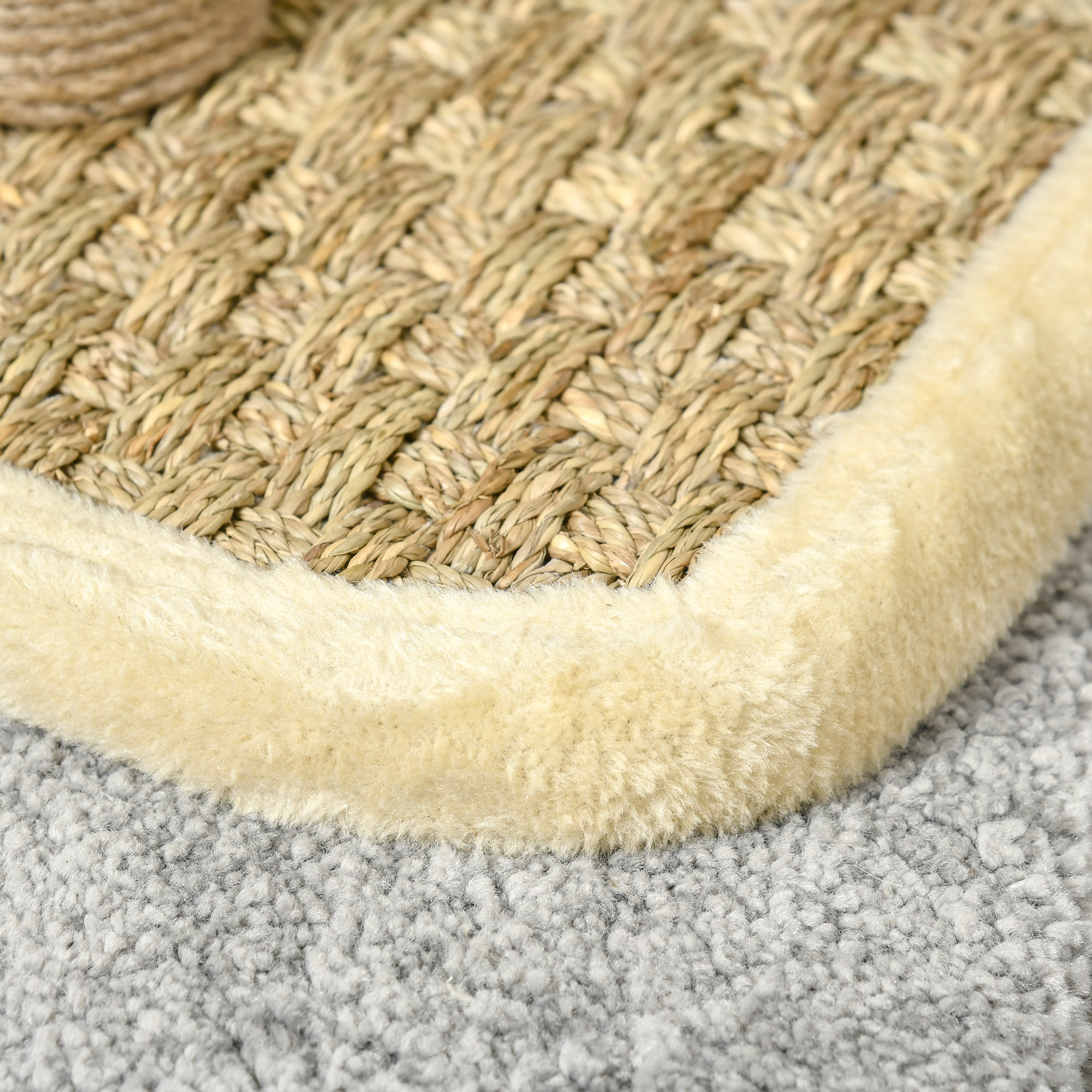 Arbre à chat rond style cosy chic griffoir grattoirs sisal jeu suspendu souris niche avec coussin cordes d'algues tressées peluche courte beige