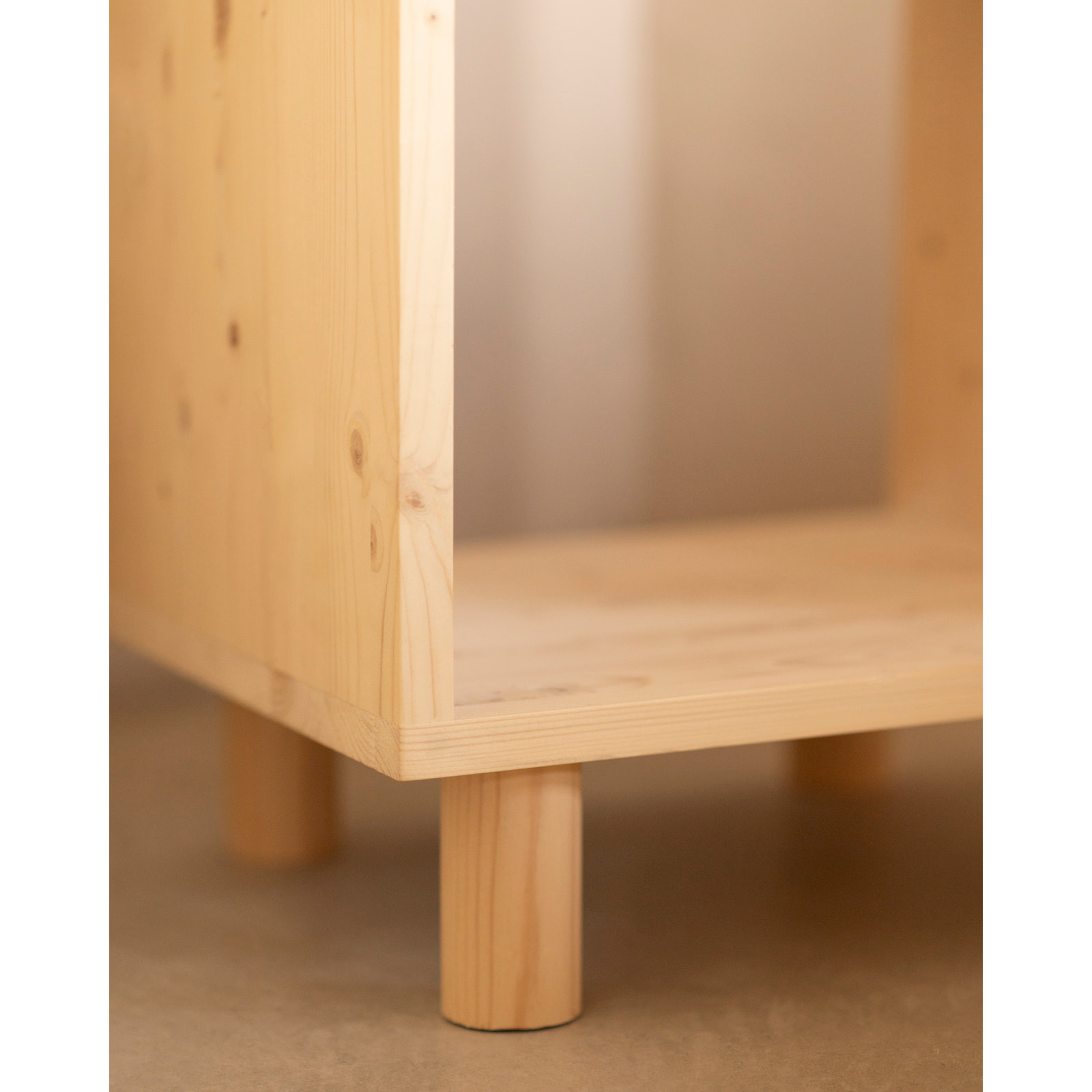 Mesita de noche de madera maciza en tono natural de 51x32cm Alto: 50.5 Largo: 32 Ancho: 37.5