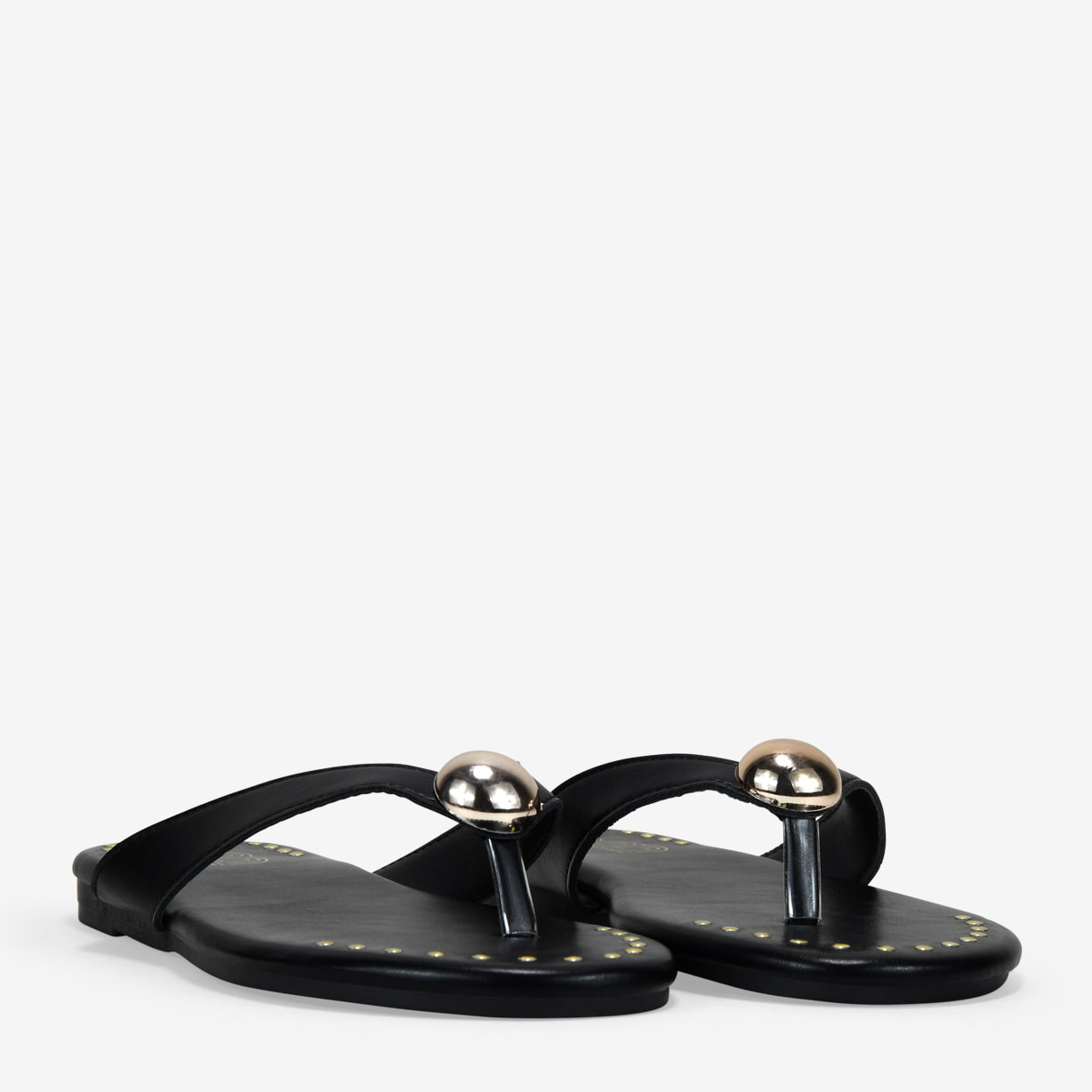 Sandalias de dedo negras planas con metal y tachuelas