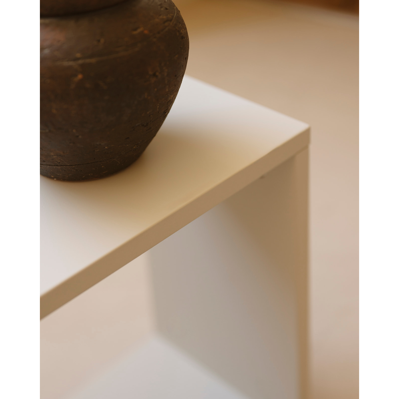 Mueble auxiliar de madera lacada en tono beige con 1 separador Alto: 38 Largo: 80 Ancho: 20