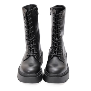 Anfibi in simil pelle con stringhe