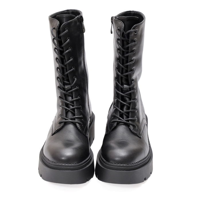 Anfibi in simil pelle con stringhe