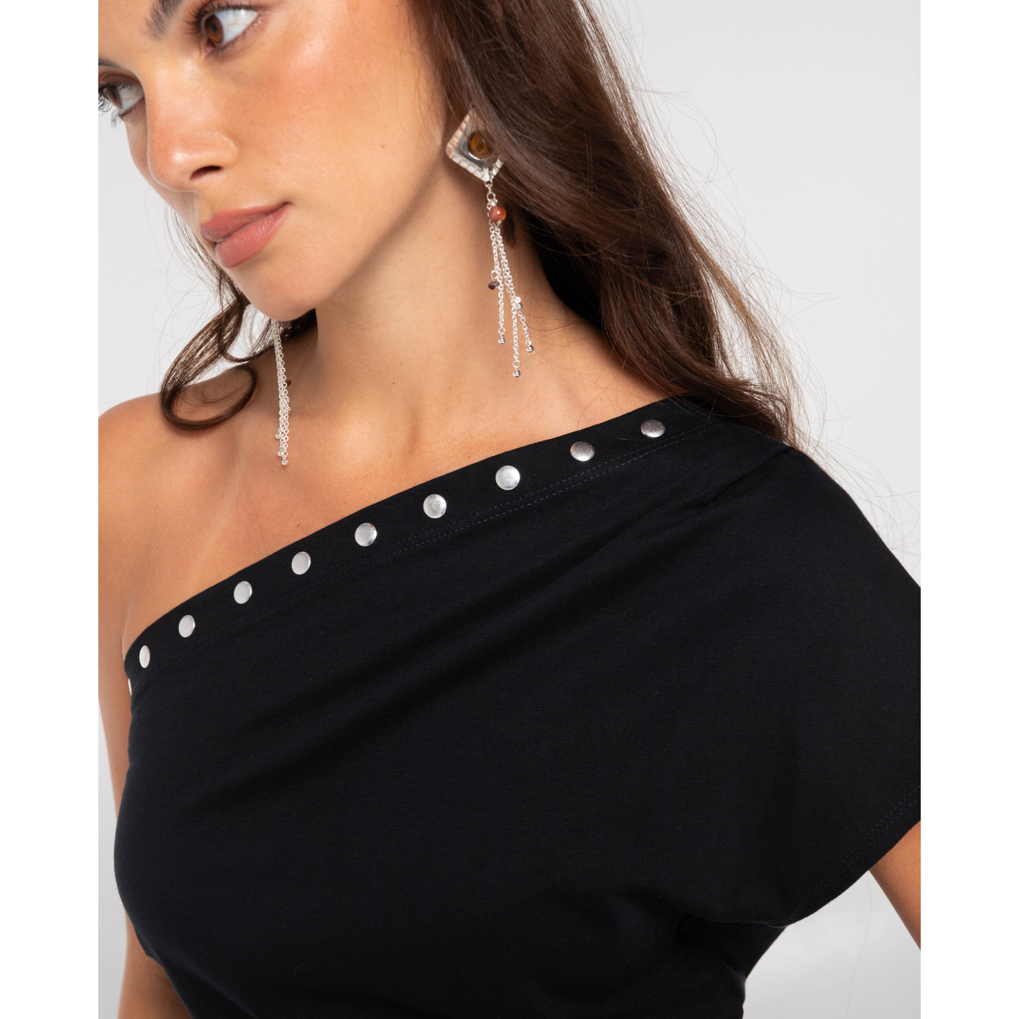 Top crop asimétrico con tachuelas decorativas de mujer