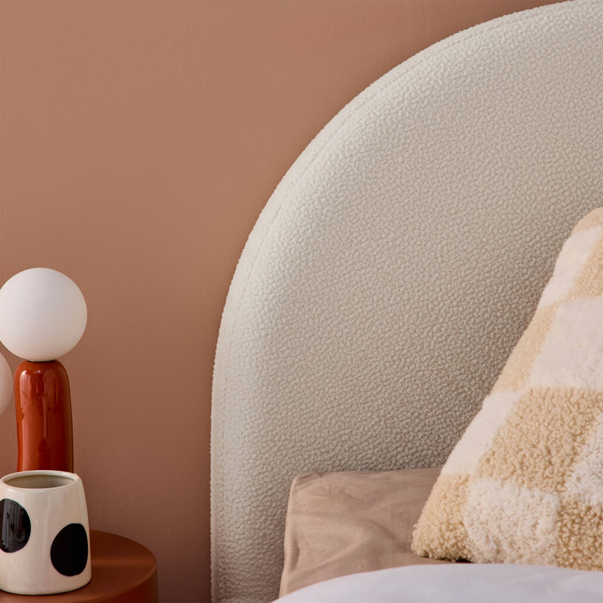 Lit coffre avec sommier à lattes et tête de lit. finition bouclette. blanc. L 206 x P 104 x H 102cm