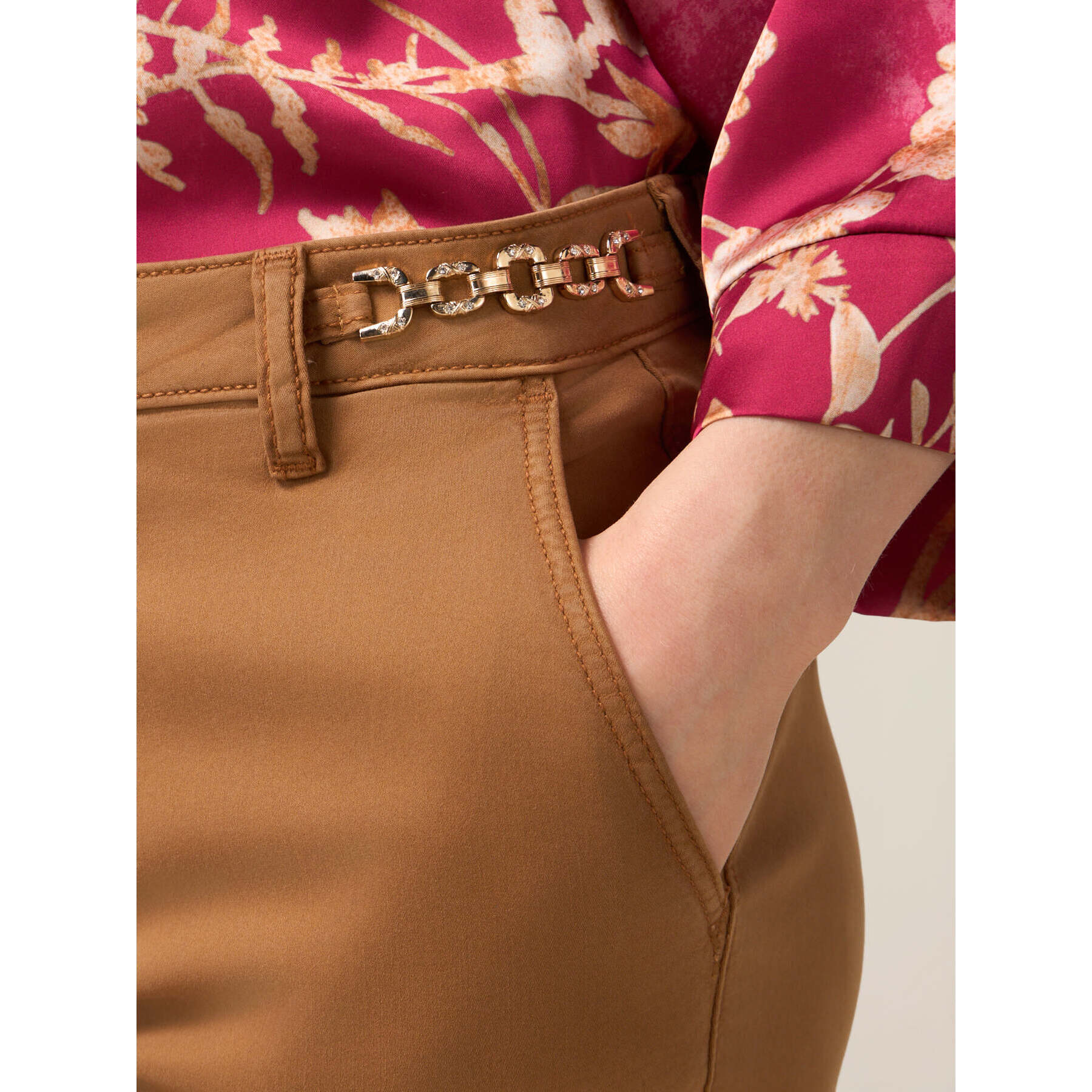 Oltre - Pantalones chinos con cadena decorativa - Marrón