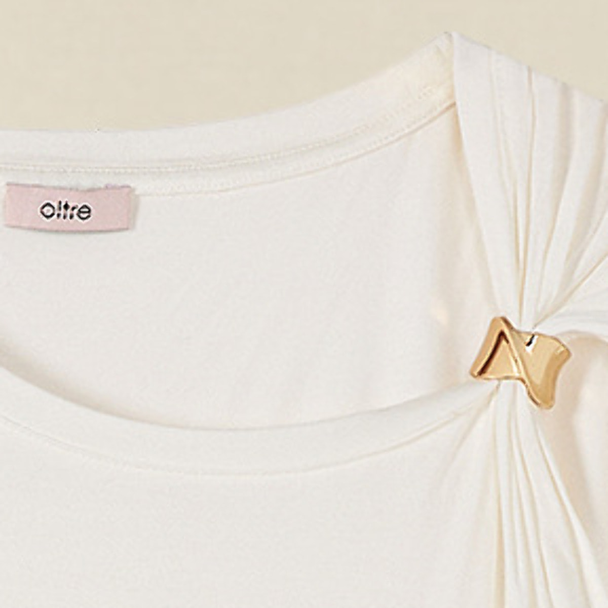 Oltre - Camiseta de un solo hombro con accesorio metálico - Blanco