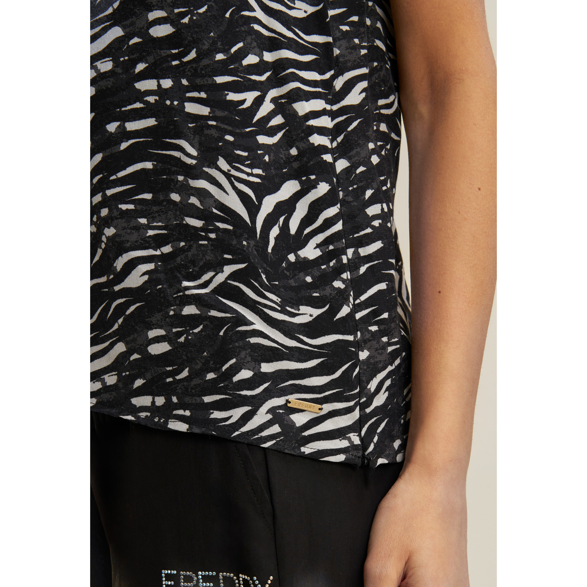 Blusa animalier in viscosa con scollo a V