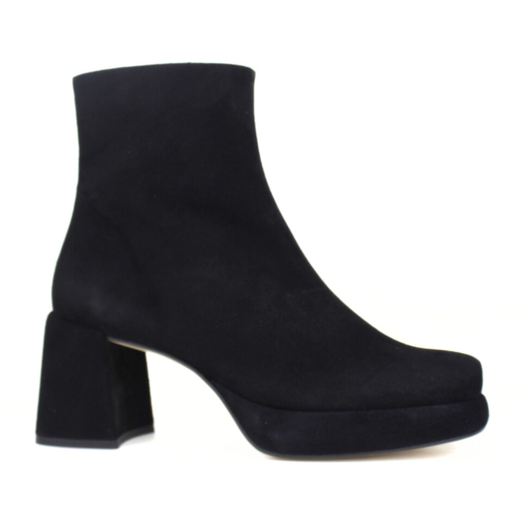 Botine negro con plataforma. Tacón de 7 cm