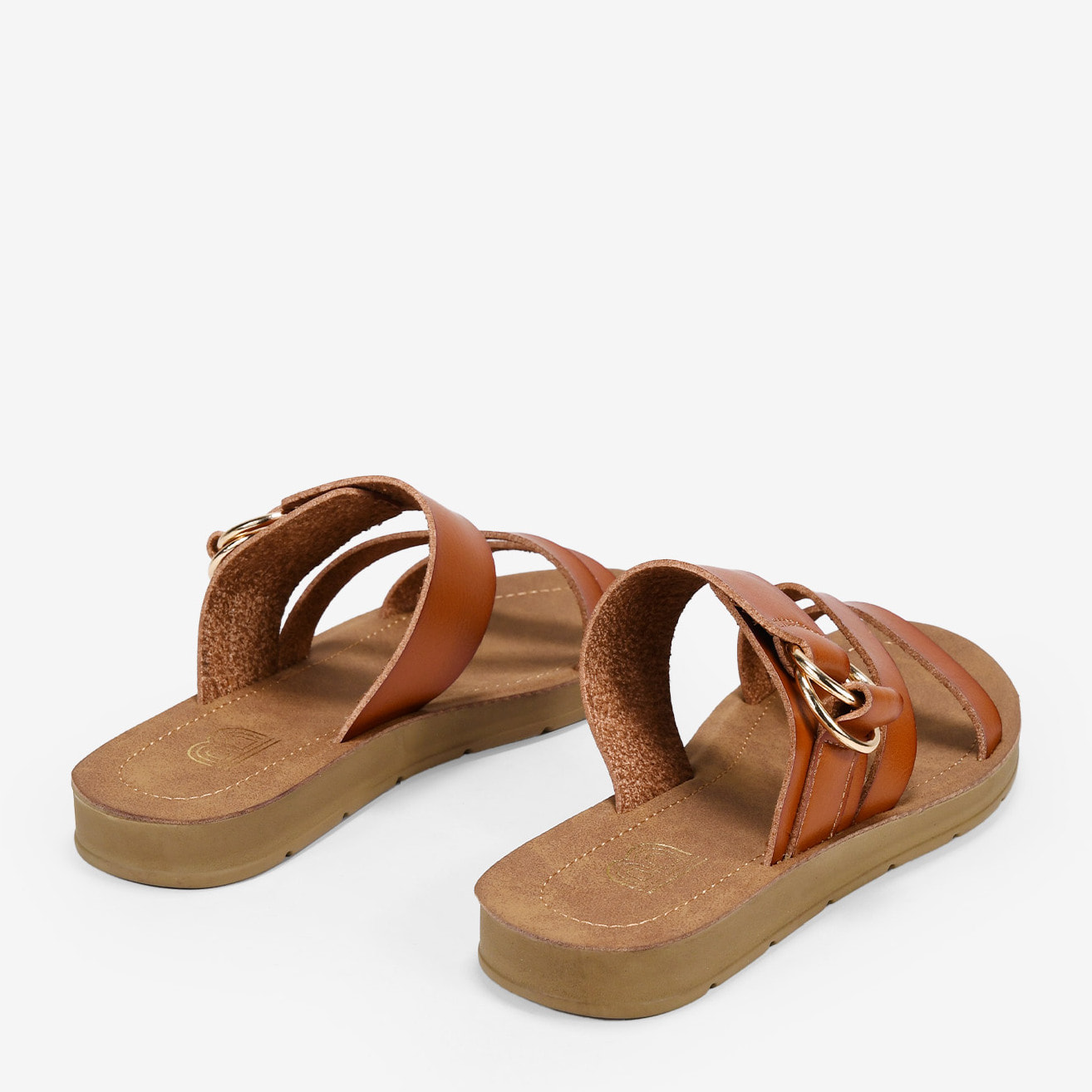 Sandalias planas marrones con argollas metálicas