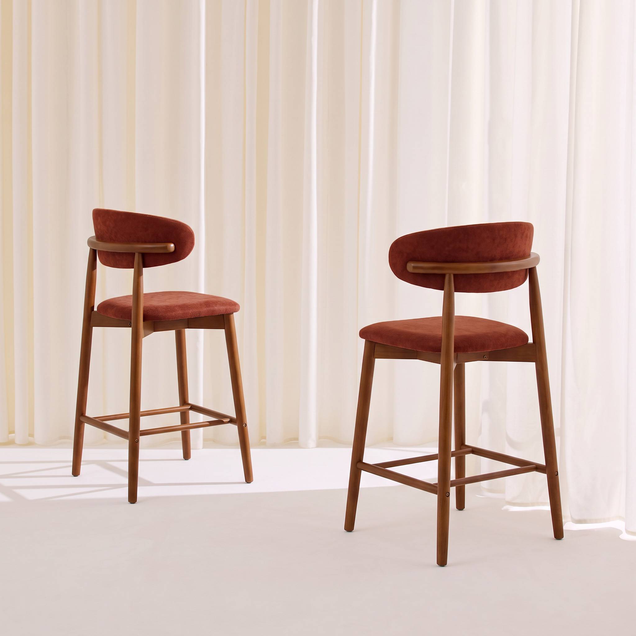 Tabouret de bar bois d'hévéa noyer et tissu chenille (lot de 2)  PAOLA