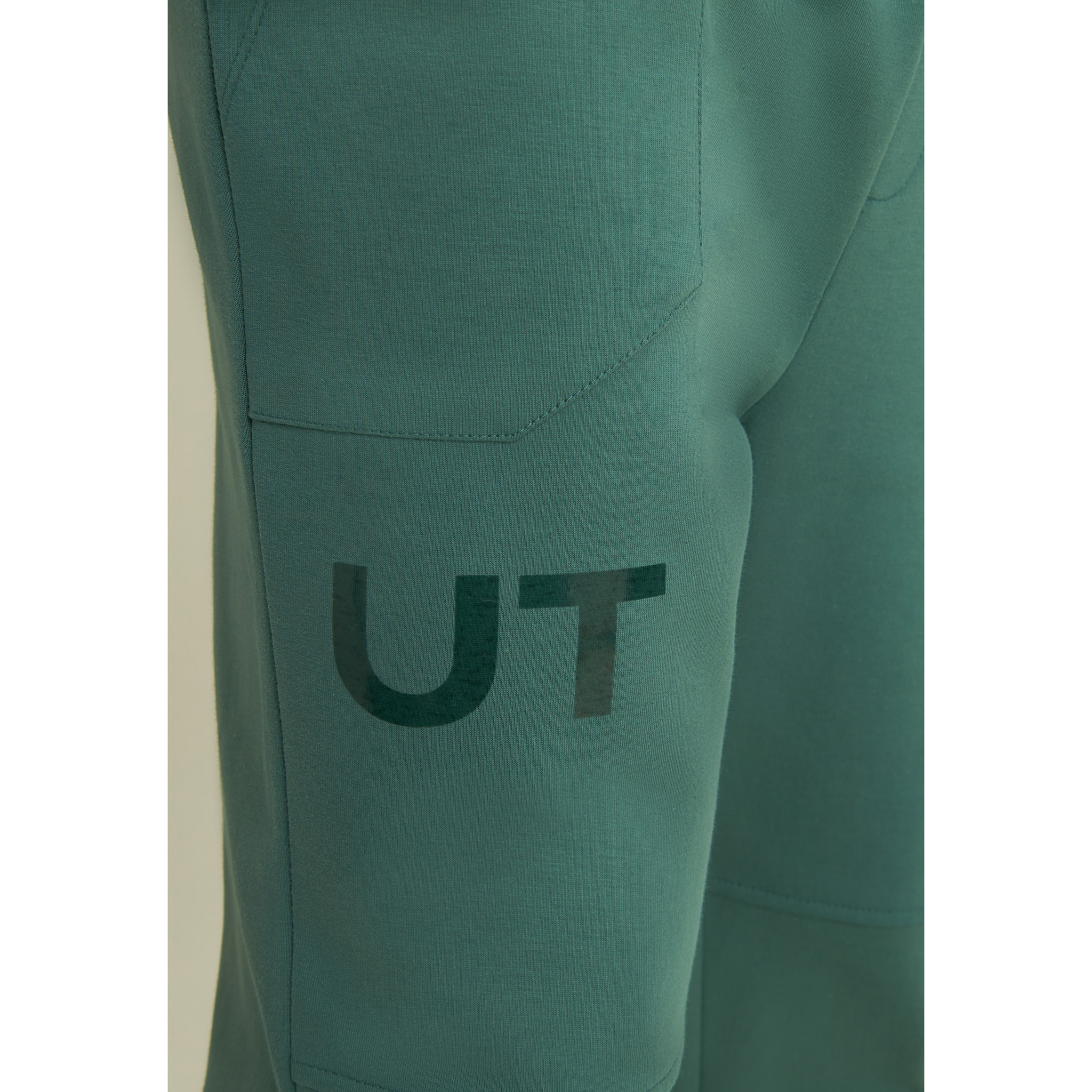 Pantaloni slim in interlock con stampa UT e cuciture