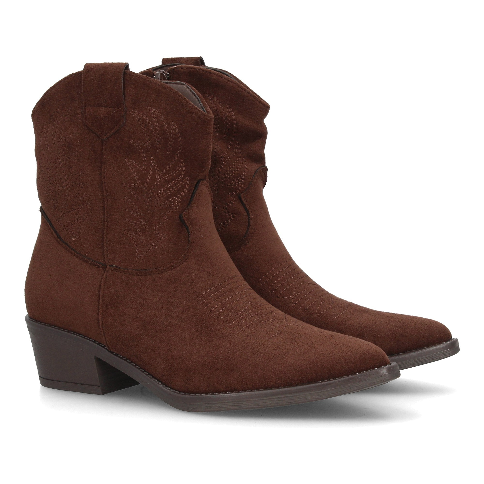 Botin campero casual con bordados.