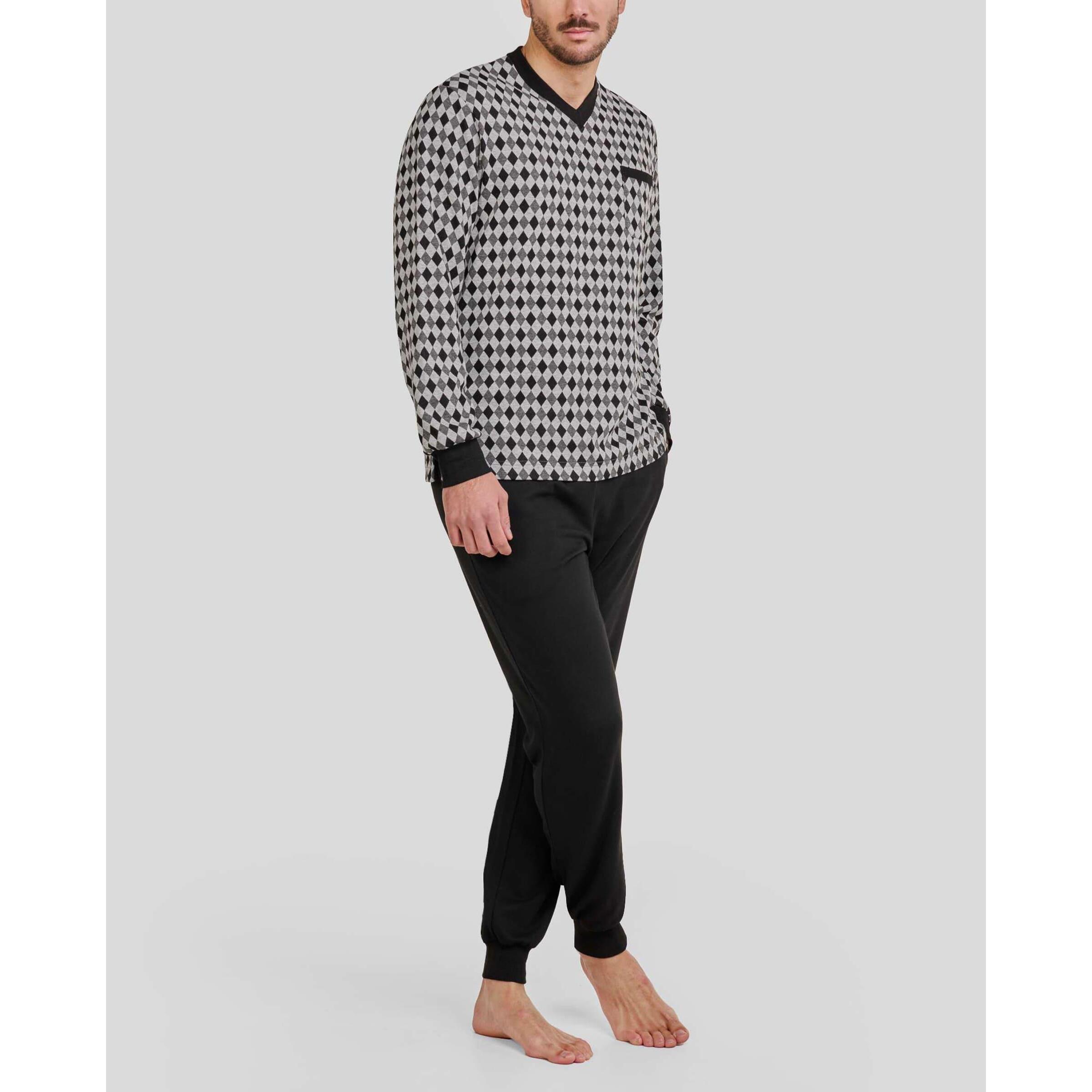 Pijama hombre, dibujo rombos escote en pico, manga larga y pantalón largo liso negro y bolsillos laterales