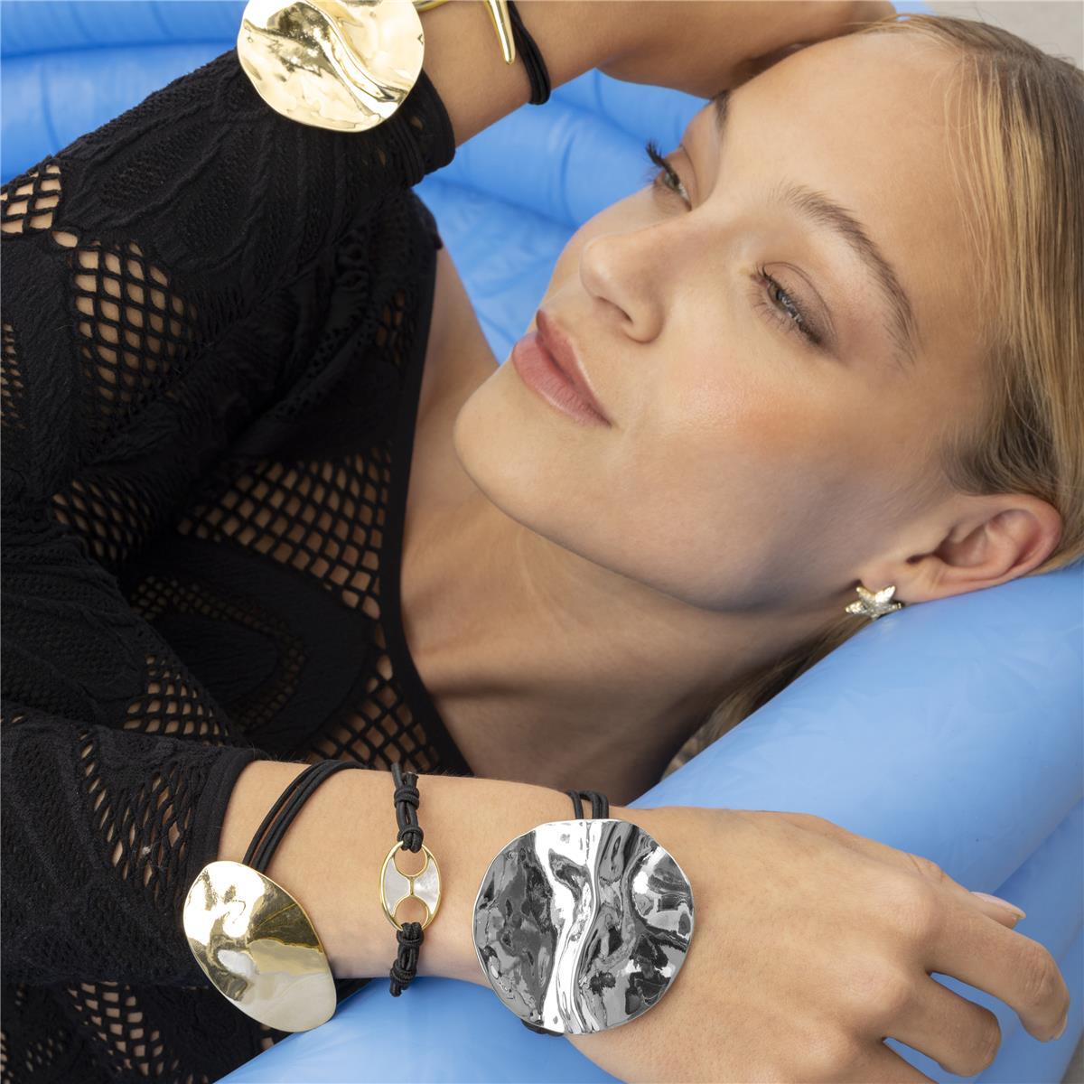 Coletero LUX BY LUX acabado en oro amarillo 18k