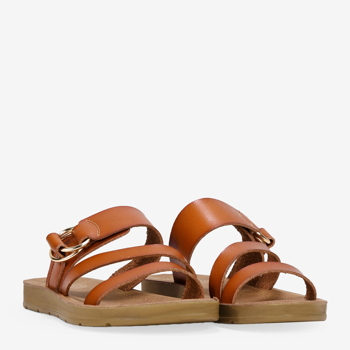 Sandalias planas marrones con argollas metálicas