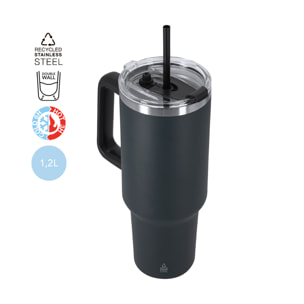 Caraffa termica da 1,2 L in Acciaio Inossidabile Riciclato. Presenta un doppio sistema di bevuta: apertura con chiusura ermetica e cannuccia integrata. Senza BPA.