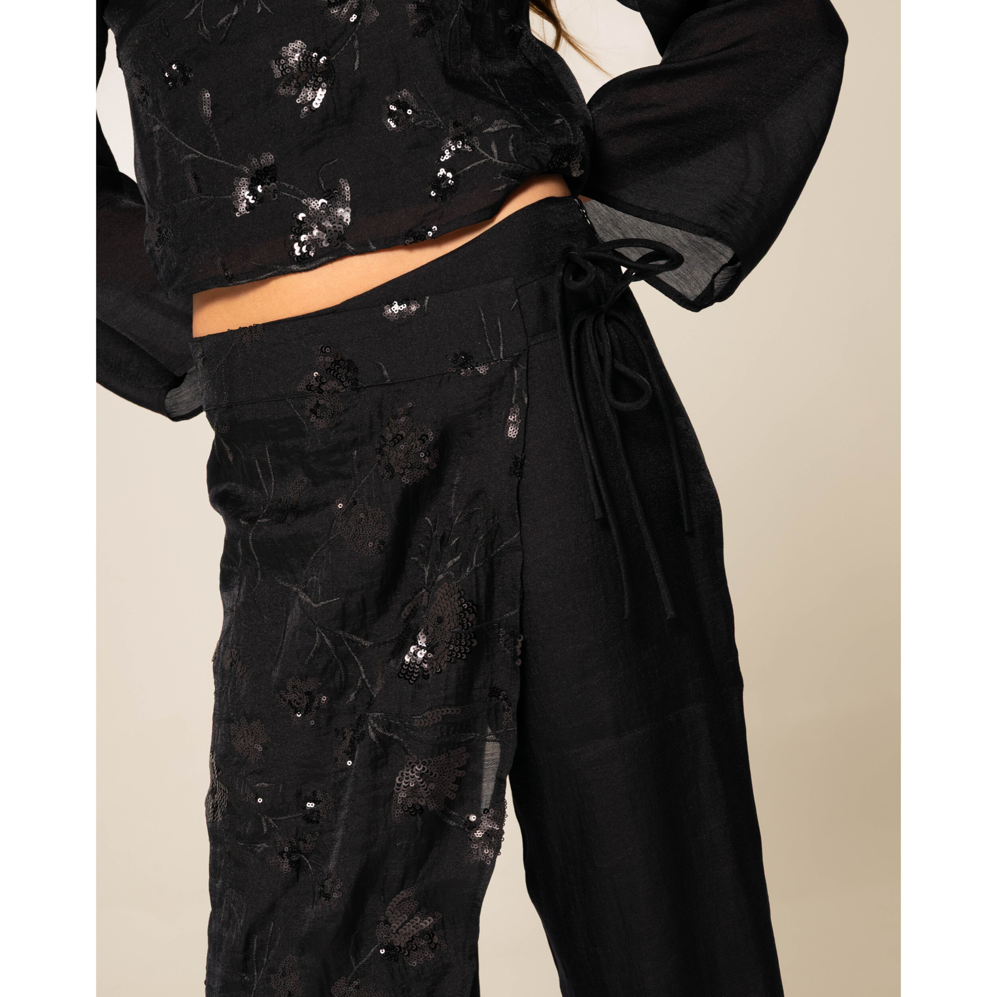 Pantalón con bordado y lentejuelas con capa superpuesta de mujer